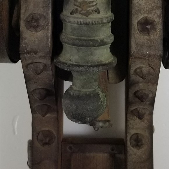 Vintage Spanish cannon replica wood base and copper cannon and steel studs - Picture 13 of 13